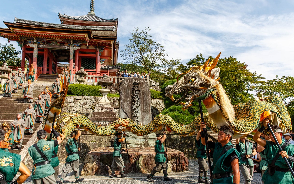 مراسم باشکوه جشنواره گیون ماتسوری در کیوتو، با رژه‌های چوبی عظیم و حضور در کنار معابد تاریخی